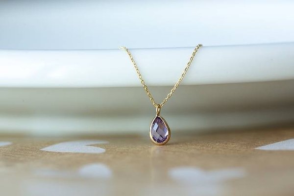 Comment nettoyer et entretenir un collier en or pour qu'il reste en bon état ?