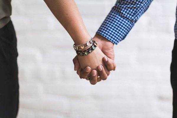 Quelles sont les tendances actuelles en matière de bracelets pour hommes et femmes, et comment s'assurer que son bracelet est à la mode ?