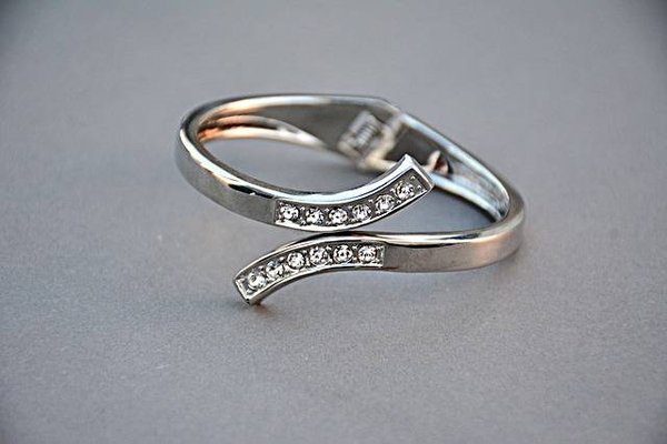 Comment nettoyer et entretenir une bague en argent pour qu'elle conserve son éclat au fil du temps ?